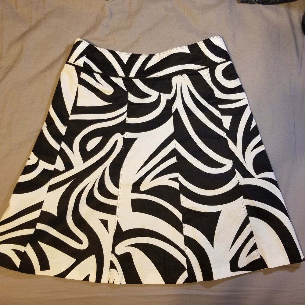 Geometric print skirt black white Ann Taylor 2